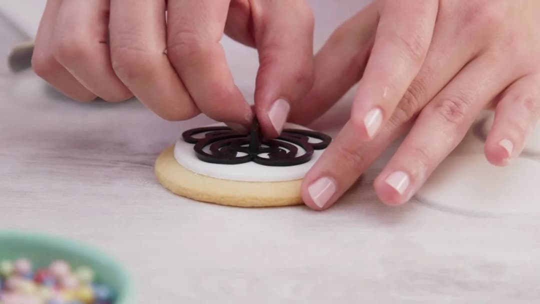 Jak przykleić posypkę do ciastek, by uniknąć rozczarowania w dekoracji