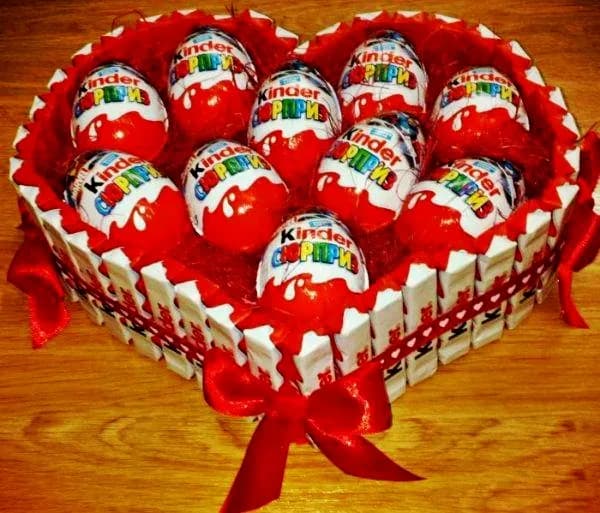 Jak zrobić tort ze słodyczy Kinder, który zachwyci każdego smakosza