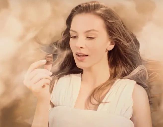 Kto śpiewa w reklamie Kinder Bueno? Odkryj tajemniczy utwór!